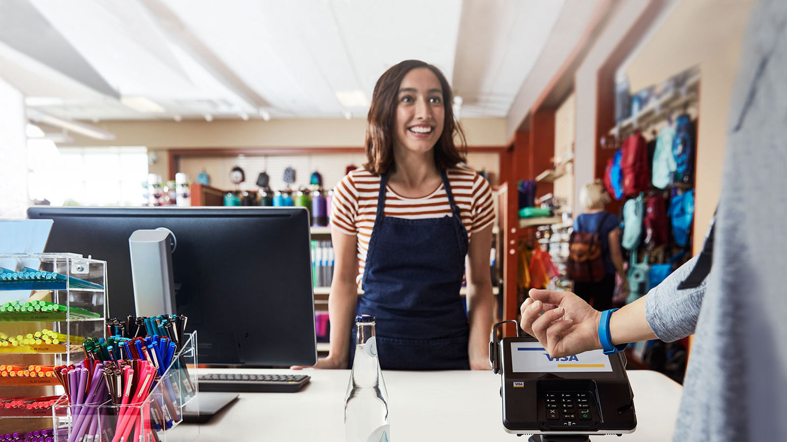 Mujer en tienda de ropa