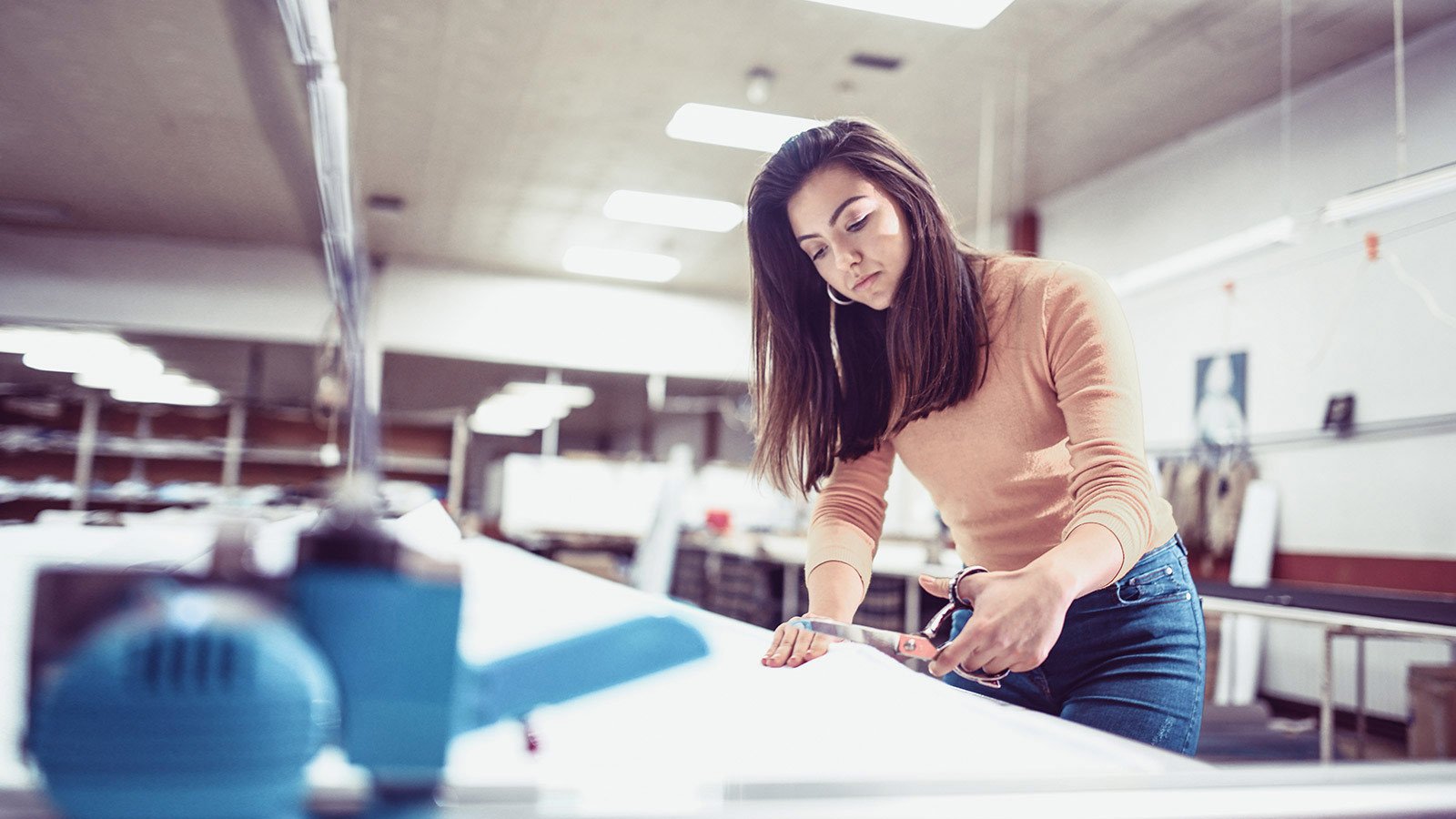 mujer en mesa de trabajo