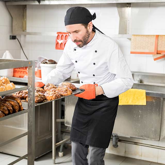 Hombre acomodando bandeja con comida