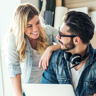 Personas realizando un pago online