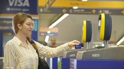 Mujer pasando tarjeta 